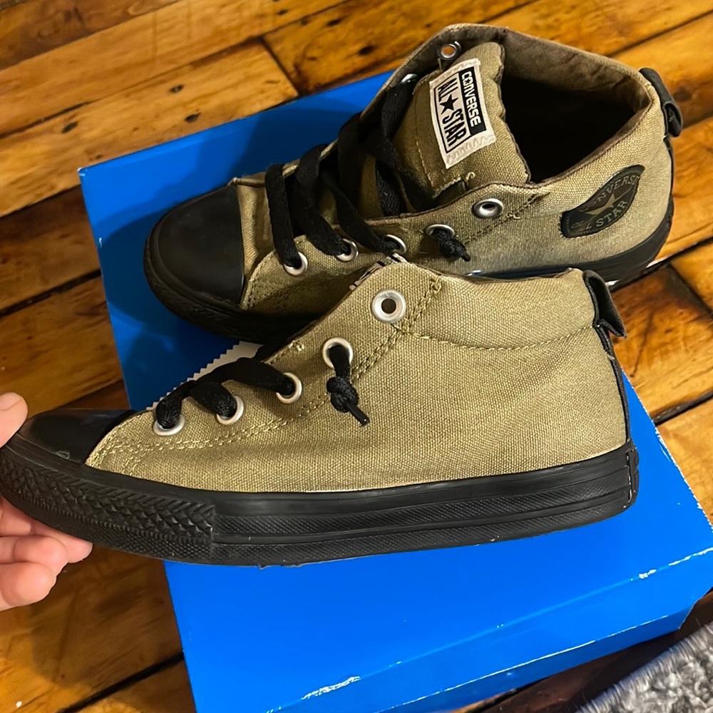 Kids converse chuck Taylor mids. Army green color with black. Size 3Y.
